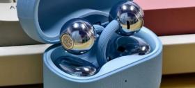 Căștile wireless Huawei FreeClip 2 apar în fotografii, cu o tijă de conectare ce pare îmbrăcată în material textil