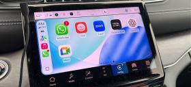 Apple aduce ChatGPT direct în CarPlay prin iOS 26.4; Interacțiune exclusiv vocală și fără ecran în numele siguranței
