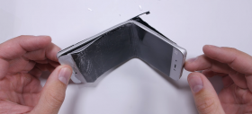 Xiaomi Mi 5 e torturat în faţa camerei: zgâriat, ars şi îndoit (Video)