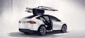 Tesla Model X are buguri serioase, blocaje ale portierelor şi distorsiuni ale imaginii prin acoperişul de sticlă