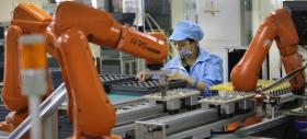 Foxconn concediază un număr de 60.000 muncitori; aceștia vor fi înlocuiți de roboți