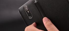 Achiziția lui Ulefone Metal vă aduce o husă de tip flip-cover și o folie de sticlă pentru ecran cadou