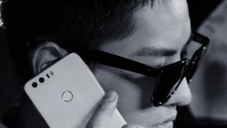 Sticla e hit! Huawei Honor 8 s-a vândut în 1.5 milioane de unităţi de la debut