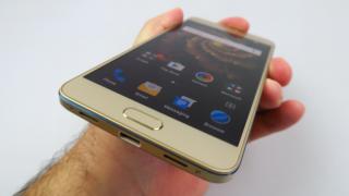 Allview X3 Soul Plus: Design metalic în proporţie de 97%, cu o dungă albastră inedită, dar efemeră