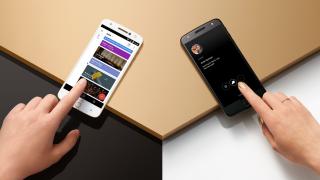 Fanii Apple testează un "prototip revoluţionar de iPhone", care e de fapt un Moto Z; Se declară impresionaţi (Video)