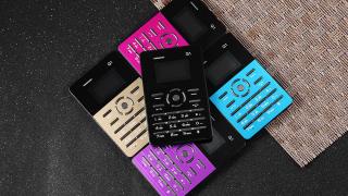 Turul Magazinelor #17: Mini telefonul AIEK, cele mai haioase comentarii pentru un smart TV uriaş, Galaxy C5 la preţ bun