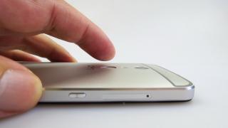 UMi Max: Design masiv, dar solid; LED-ul de notificări cucereşte