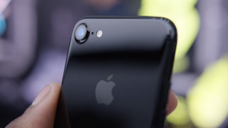 iPhone 7 Jet Black primeşte testul de zgâriere, nu rezistă deloc eroic (Video)