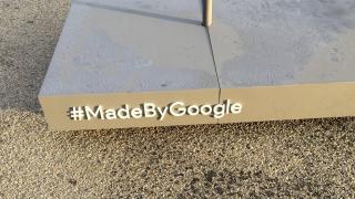 Google începe campania de promovare a noilor terminale Pixel; o sculptură este amplasată în Brooklyn