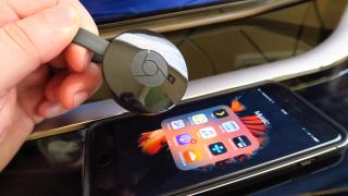Prezentare Google Chromecast 2.0 (2015): micul puc de hockey care va deveni centrul tău de divertisment, streaming şi mirroring (Video)