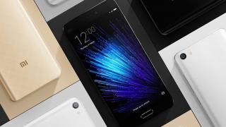 Xiaomi Mi 5s ar urma să fie pus în vânzare din 29 septembrie; un panou publicitar indică lansarea a 3 smartphone-uri