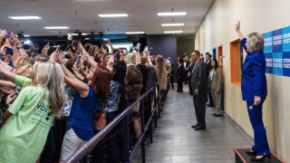 Fotografia zilei: Hillary Clinton tratată cu spatele pentru un mega selfie în grup