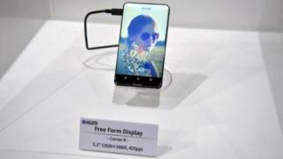 Sharp prezintă smartphone-ul concept Corner R; vine cu un display inedit ce acoperă și colțurile panoului frontal