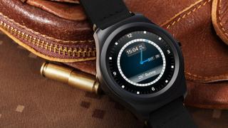 Smartwatch-ul Q2 vine cu un display complet circular și cu scanner de puls la pachet; costă doar 135 lei