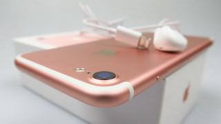 iPhone 7 Unboxing (Rose Gold, 32 GB): pierde butonul Home mecanic şi jackul audio, câştigă difuzoare stereo şi rezistenţă la apă (Video)