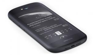 Yotaphone 2 - smartphone-ul cu display secundar e-Ink costă acum doar 535 lei; iată de unde poate fi achiziționat!