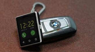 Vphone S8 este probabil cel mai mic telefon din lume cu panou 2.5D