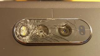 Unii posesori de modele LG V20 afirmă că sticla ce acoperă camera duală se sparge prea uşor