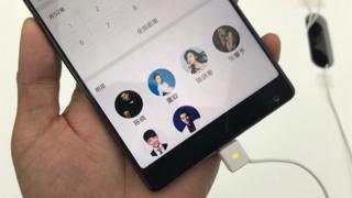 Xiaomi Mi MIX primește un hands-on video; iată cum arată mai de aproape phablet-ul cu display edge-to-edge!