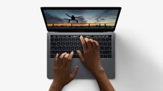 Apple anunță noul MacBook Pro; vine cu display secundar OLED și scanner de amprente TouchID