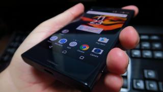 Sony Xperia X Compact: Baterie gigantică pentru micuţ