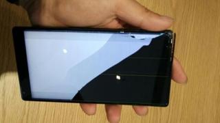 Inevitabilul s-a întâmplat! Un smartphone Xiaomi Mi MIX alunecă din mâna unui client și ecranul edge-to-edge cedează!