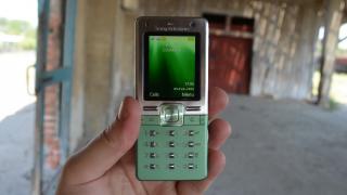 RETROreview Sony Ericsson T650: candybar metalic, cu funcţii muzicale excelente, butoane anapoda