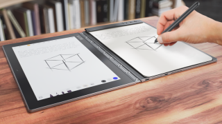 Lenovo lansează Yoga Book în România, tabletă 2 în 1 subţire şi uşoară cu tastatură virtuală şi stylus ce scrie pe hârtie