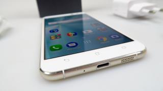 ASUS ZenFone 3 (ZE552KL) Unboxing: mai mare, mai generos ca baterie, mai... alb (Video)