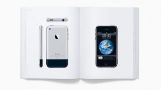 Dacă nu poţi să cumperi, poţi măcar să salivezi la poze... pe bani; Apple lansează o carte cu fotografii de produs la preţul de 300 de dolari