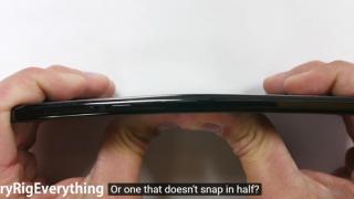Xiaomi Mi Mix trece prin testele clasice de rezistenţă, face o impresie plăcută mai ales la cel de îndoire (Video)