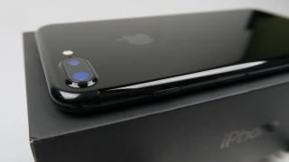 iPhone 7 Plus Unboxing (Jet Black, 128 GB): primul telefon cu cameră duală de la Apple face o impresie bună prin nuanţa sa unică (Video)