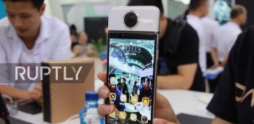 Iată cum arată în realitate primul telefon cu cameră VR din lume: Darling VR hands on în China (Video)