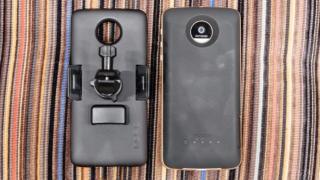 Motorola anunță două noi module MotoMods pentru smartphone-urile din seria Moto Z; o carcasă-baterie și un modul de tip dock auto
