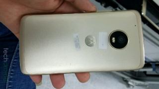 Motorola Moto X (2017) apare în fotografii reale; design-ul nu pare a fi un punct forte