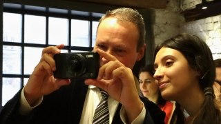 Primele impresii despre Moto Z şi ale sale Moto Mods: de la dublarea bateriei, la zoom marca Hasselblad şi proiector pe telefon (Video)