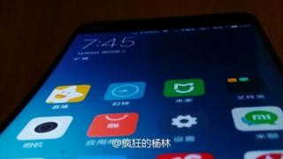 Un smartphone Xiaomi ce pare a sosi cu display curbat în stil LG G Flex, se afișează într-o fotografie reală