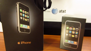 Primul iPhone a ajuns să coste 22.000 de dolari pe eBay, în varianta neatinsă, în țiplă