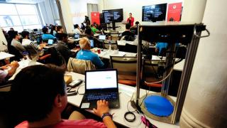 Modulele Moto Mods care au câştigat un hackaton Motorola includ un joystick şi un aparat cosmetic