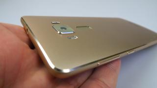 ASUS ZenFone 3 Deluxe: Design metalic excelent, triumf asupra Apple pe partea de antene invizibile