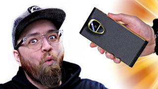 Cum arată un unboxing al unui telefon de 20.000 de dolari: Sirin Solarin, un telefon acoperit cu aur este scos din cutie de Unbox Therapy (Video)