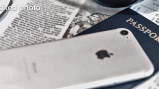 O fotografie promoţională cu căşti Beats pare să dezvăluie un iPhone "Jet White" sau un posibil model 6c/7c