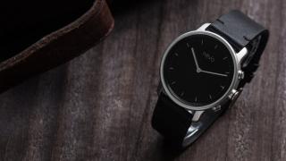 Turul Magazinelor #105: telefon pentru seniori, smartwatch elegant şi brăţară minimalistă de fitness, plus o lampă chic de citit