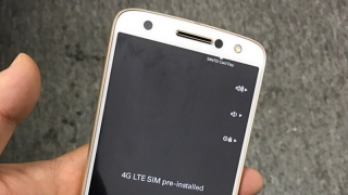 Un misterios telefon Motorola scapă pe web într-o fotografie reală, are cameră selfie duală şi blitz frontal; Încă o versiune de Moto G5?