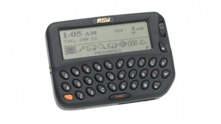 Ştiaţi că: Primul telefon BlackBerry a debutat cu 18 ani în urmă, împreună cu numele acestui brand