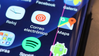 Utilizatorii de telefoane Galaxy S7 Edge se plâng de apariţia unor linii roz pe ecran; Problema e semnalată în sute de cazuri