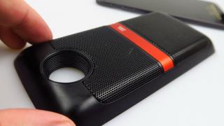 Prezentare Moto Mods: JBL Soundboost e un surplus de bas și volum binevenit pentru Moto Z (Video)