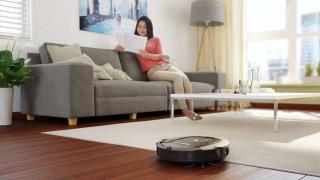 Turul Magazinelor #129: brăţări fitness şi difuzoare la reducere, un robot perfect pentru aspirare şi un suport ideal pentru microfon