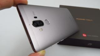 Huawei Mate 9 Unboxing: scoatem din cutie cel mai bine dotat telefon Huawei al momentului, luăm contact cu EMUI 5.0 şi noi senzori foto cu tehnologie Leica (Video)