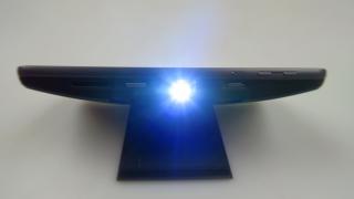Prezentare Moto Mods: Insta Share Projector pentru Motorola Moto Z, e numai bun pentru o prezentare Power Point rapidă sau un meci văzut cu prietenii (Video)